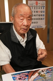 広島で被爆し、大けがの中街中を逃げ回った体験を語る石橋恒さん＝尼崎市築地５（撮影・斎藤雅志） 