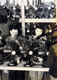 戦後、家電メーカーとして扇風機を製造する労働者たち＝尼崎市立歴史博物館提供