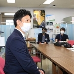 政務活動費にからむ納品書を偽造していた疑いで釈明をする光本圭佑・尼崎市議＝６月１４日午後、尼崎市役所