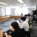 大勢の報道陣の前で、次期尼崎市長選に立候補しない意向を表明した稲村和美氏（左）＝７月７日午前、尼崎市役所