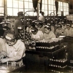 軍需工場で砲弾の部品を作る女学生たち（尼崎市立歴史博物館提供）