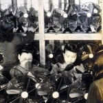 戦後、家電メーカーとして扇風機を製造する労働者たち＝尼崎市立歴史博物館提供