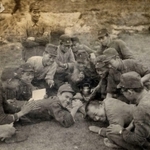 尼崎精工の工場内とみられる場所で、腕相撲に興じる聴覚障害者の工員たち（尼崎市立地域研究史料館提供）