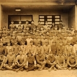 尼崎精工内の生産競争で優勝し、勤務する第二工場前で記念撮影に納まる聴覚障害者の工員ら（１９４３年４月１２日撮影、いずれも尼崎市立地域研究史料館提供）