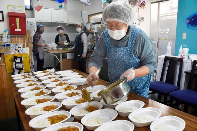 武庫川渡船が提供したチヌ（クロダイ）が入ったカレーを皿に盛り付ける西ユミ子さん