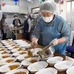 尼崎で釣れた魚を、子どもたちに－。尼崎市の防波堤「武庫川一文字」に釣り客を運ぶ渡船会社が、釣れすぎて釣り人が持て余したチヌ（クロダイ）やスズキを回収し、子ども食堂で食材として使ってもらう「フィッシュ・シェアリング」を展開中だ。