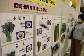 尼崎市内の学校給食を紹介する写真や映像が展示した「尼崎市学校給食展」＝２０２２年１月、あまがさきキューズモール