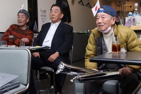 固唾をのんで試合を見守るカラオケ喫茶「蟻の家」の客ら＝尼崎市杭瀬本町１