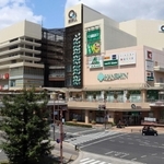 ＪＲ尼崎駅北側の「キューズモールあまがさき」。「キリンビール尼崎工場」跡地に完成した＝尼崎市潮江１