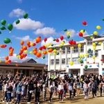 長洲小学校で創立１５０周年記念して全校生徒で行われたバルーンリリース（長洲小学校提供）