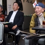 固唾をのんで試合を見守るカラオケ喫茶「蟻の家」の客ら＝尼崎市杭瀬本町１