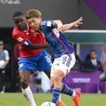 前半、競り合う堂安律＝アハマド・ビン・アリ・スタジアム（撮影・金田祐二）