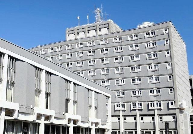 尼崎市役所＝尼崎市東七松町１