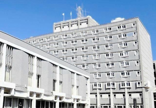 尼崎市役所＝尼崎市東七松町１