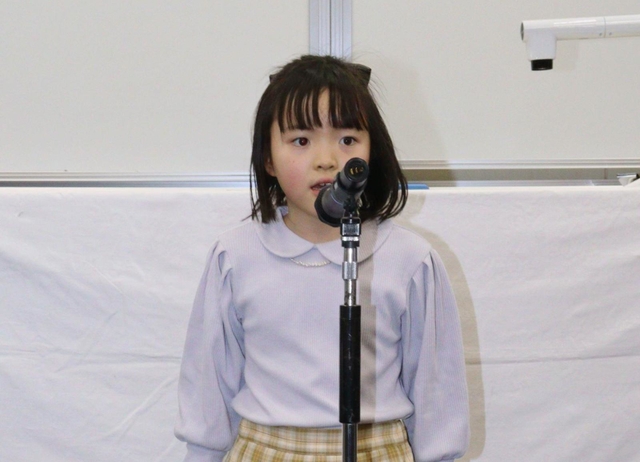 県知事賞を受賞した武庫の里小学校１年の鴫原唯衣さん＝園田学園女子大学
