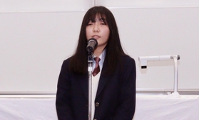 県知事賞を受賞した伊丹北高校１年の窪前優衣さん＝園田学園女子大学
