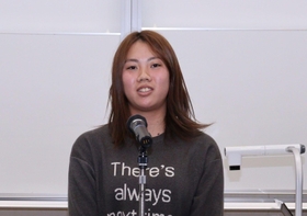 契沖大賞を受賞した園田学園女子大学１年の村上紗菜さん＝尼崎市南塚口町７、園田学園女子大学