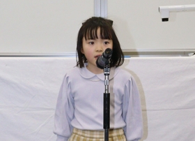 県知事賞を受賞した武庫の里小学校１年の鴫原唯衣さん＝園田学園女子大学