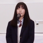 県知事賞を受賞した伊丹北高校１年の窪前優衣さん＝園田学園女子大学