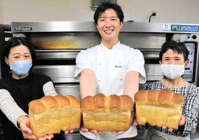 イスズベーカリーの監修で完成したオリジナル食パン「淡雲」＝あゆみの部屋事業所