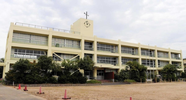 地元で活用を模索している校舎の一つ、旧・淡路市立育波小学校＝淡路市育波
