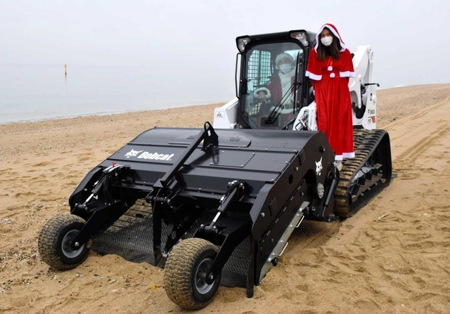 導入された砂浜清掃車「ビーチクリーナー」＝南あわじ市松帆慶野