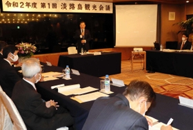島内３市長らを前に、マイクを持ちあいさつする山田啓二座長＝洲本市小路谷、ホテルニューアワジ
