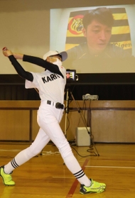 近本選手からバッティングのこつを教えてもらう児童＝学習小学校