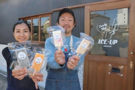 アイスキャンディー店を開いた多田健造さん（右）とゆうこさん＝淡路市志筑