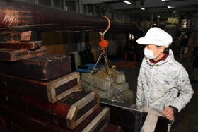 酒造りのシーズン到来を告げる「天秤搾り」＝南あわじ市榎列西川