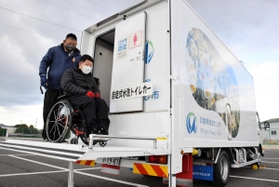 昇降機が取り付けられた自走式水洗トイレカー＝南あわじ市市三條