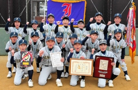 優勝を果たし、喜びを爆発させるいざなぎ少年野球クラブの選手たち＝一宮小学校