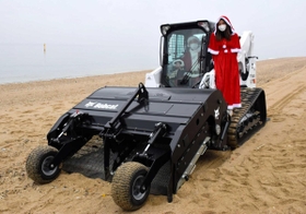 導入された砂浜清掃車「ビーチクリーナー」＝南あわじ市松帆慶野