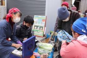 野菜を求める地元の人に応対する（左から）川勝惠さんと松岡優司さん＝南あわじ市沼島