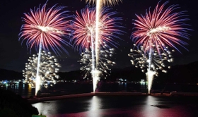 真冬の夜空を彩った花火＝南あわじ市福良丙