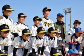 児童らと記念撮影する村上頌樹投手＝南あわじ市賀集