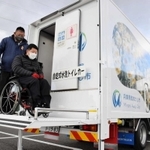 昇降機が取り付けられた自走式水洗トイレカー＝南あわじ市市三條