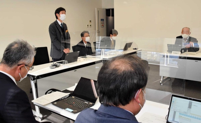 緊急事態宣言の発令に向けて対策本部会議を開く市幹部＝南あわじ市役所