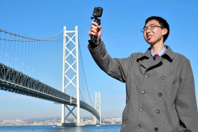 淡路島の絶景をＶＲ映像に収める大畑渉さん＝淡路市岩屋