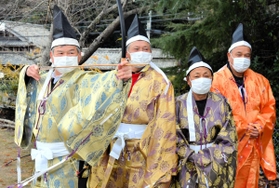 古式ゆかしく的を狙う町内会役員＝金山比古神社