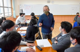 会議ファシリテーター青木将幸さんの話を聞く生徒たち＝蒼開高校