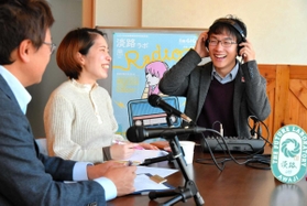 ラジオ番組を制作し島の魅力を発信する岩本流星さん（右）＝淡路市志筑