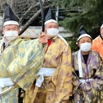 古式ゆかしく的を狙う町内会役員＝金山比古神社