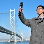 淡路島の絶景をＶＲ映像に収める大畑渉さん＝淡路市岩屋