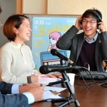 ラジオ番組を制作し島の魅力を発信する岩本流星さん（右）＝淡路市志筑