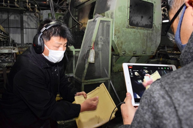 全国の設計士やデザイナーが視聴したオンラインでの工場見学＝南あわじ市松帆慶野