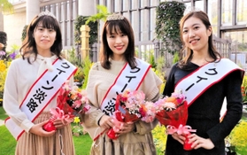第４１代クイーン淡路に選ばれた（右から）大澤珠美さん、清瀬紗希さん、喜田あさひさん＝奇跡の星の植物館
