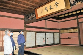 消防設備などを確認する職員ら＝金天閣