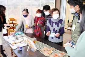 交流を深める参加者たち＝淡路市野島蟇浦、オーシャンテラス