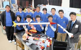 エコロケットの打ち上げを目指しクラウドファンディングを呼び掛ける部員ら＝洲本高校